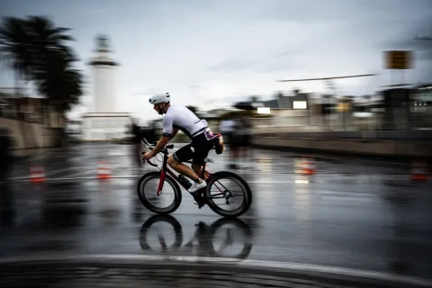Imagen de la noticia: Felix Forissier y Mia Hunt ganan el IRONMAN 70.3 Málaga con salida y llegada en el Puerto