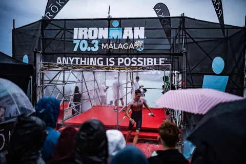 Imagen de la noticia: Felix Forissier y Mia Hunt ganan el IRONMAN 70.3 Málaga con salida y llegada en el Puerto