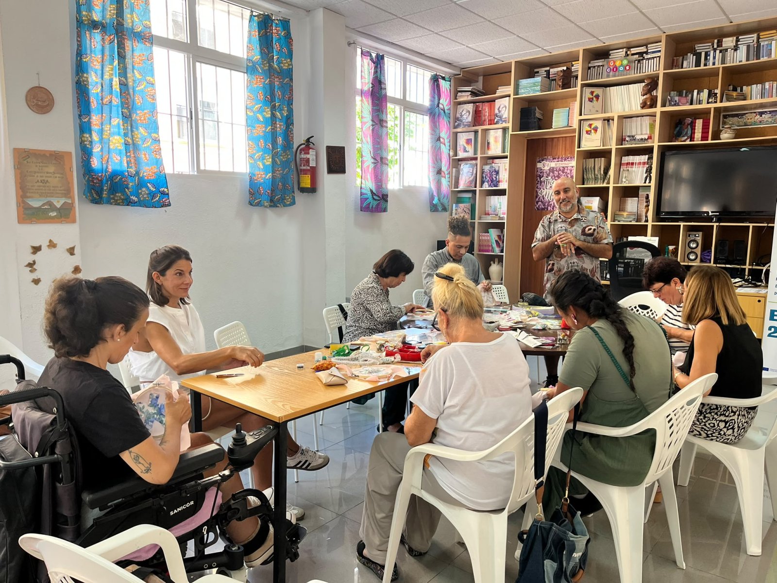 Imagen de la noticia: El taller de costura de ASPA en El Molinillo suma una sesión contra los rumores sobre migrantes
