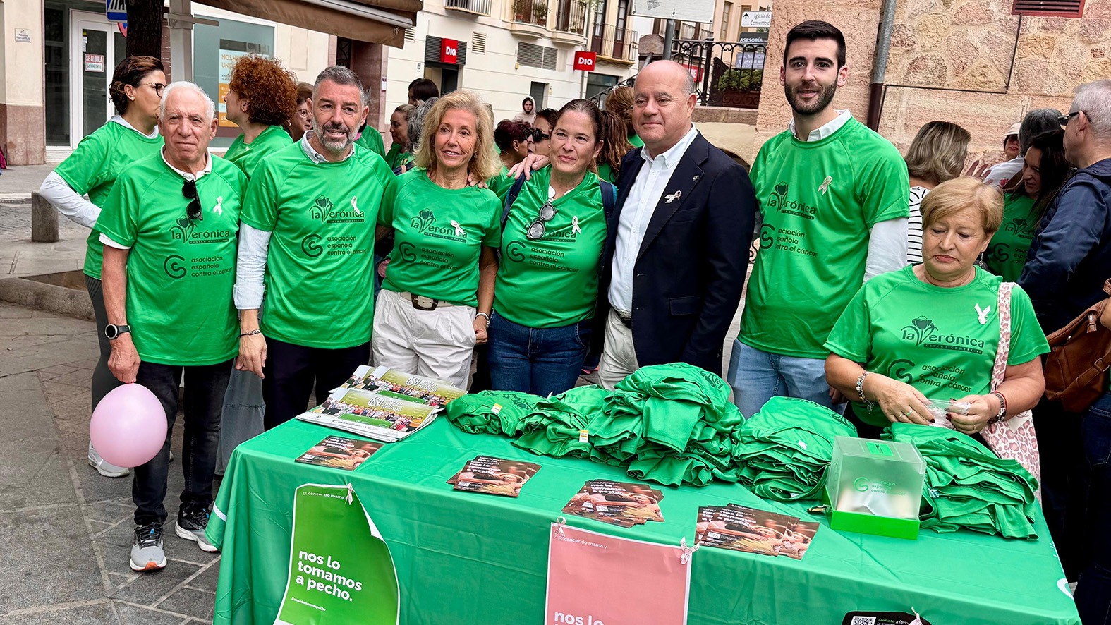 Imagen de la noticia: Antequera recorre sus calles contra el cáncer de mama y lee un manifiesto ante el Ayuntamiento