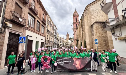 Imagen de la noticia: Antequera recorre sus calles contra el cáncer de mama y lee un manifiesto ante el Ayuntamiento