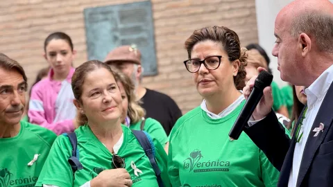 Imagen de la noticia: Antequera recorre sus calles contra el cáncer de mama y lee un manifiesto ante el Ayuntamiento