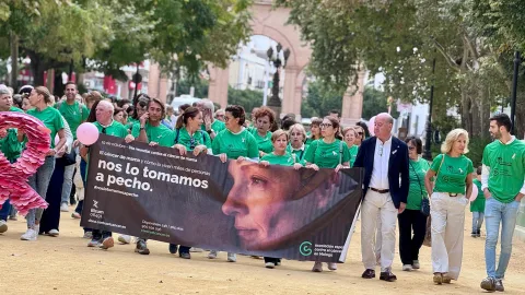 Imagen de la noticia: Antequera recorre sus calles contra el cáncer de mama y lee un manifiesto ante el Ayuntamiento