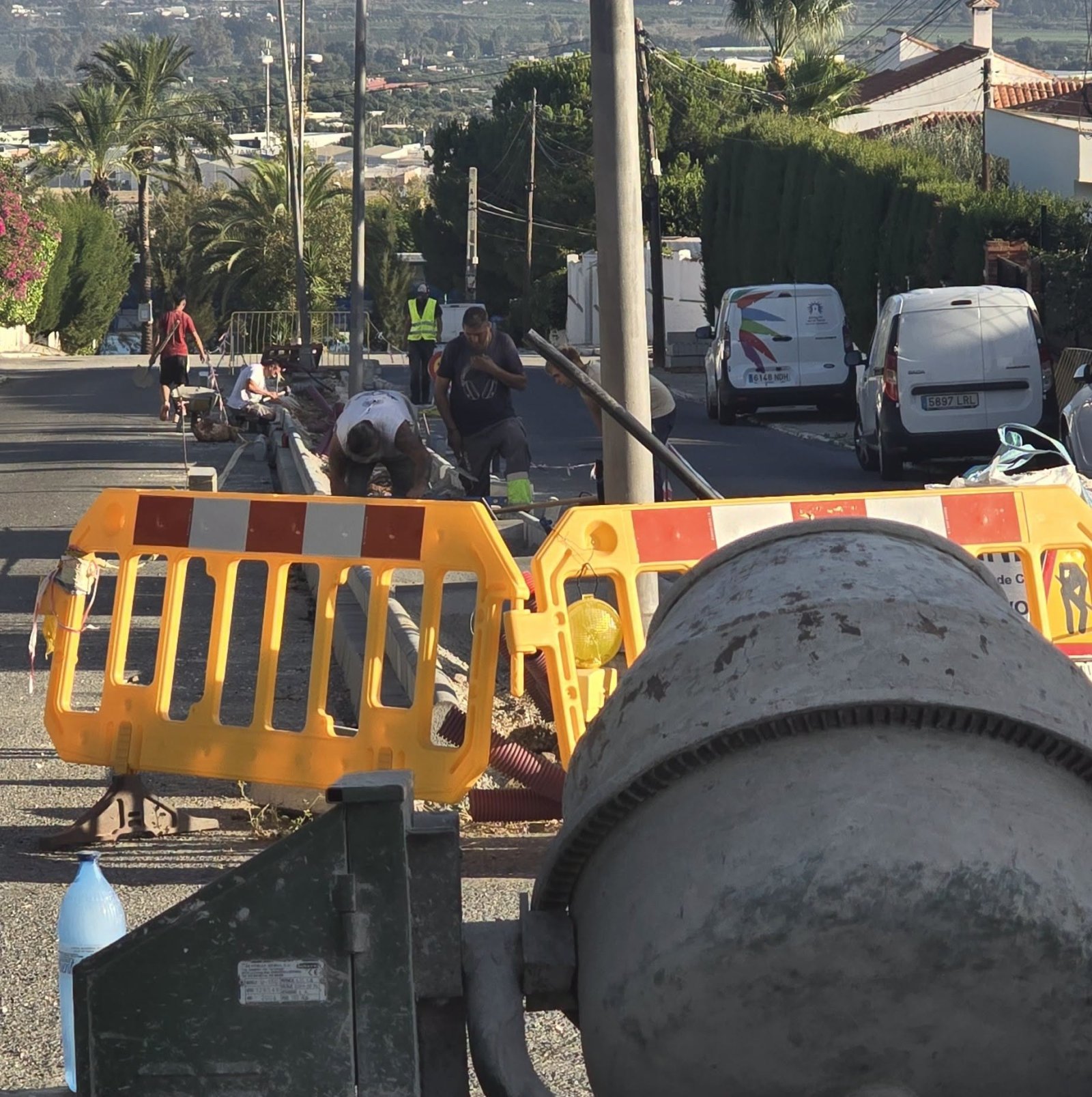 Imagen de la noticia: Nuevas farolas y aceras rebajadas en la calle Río Genil de Los Manantiales