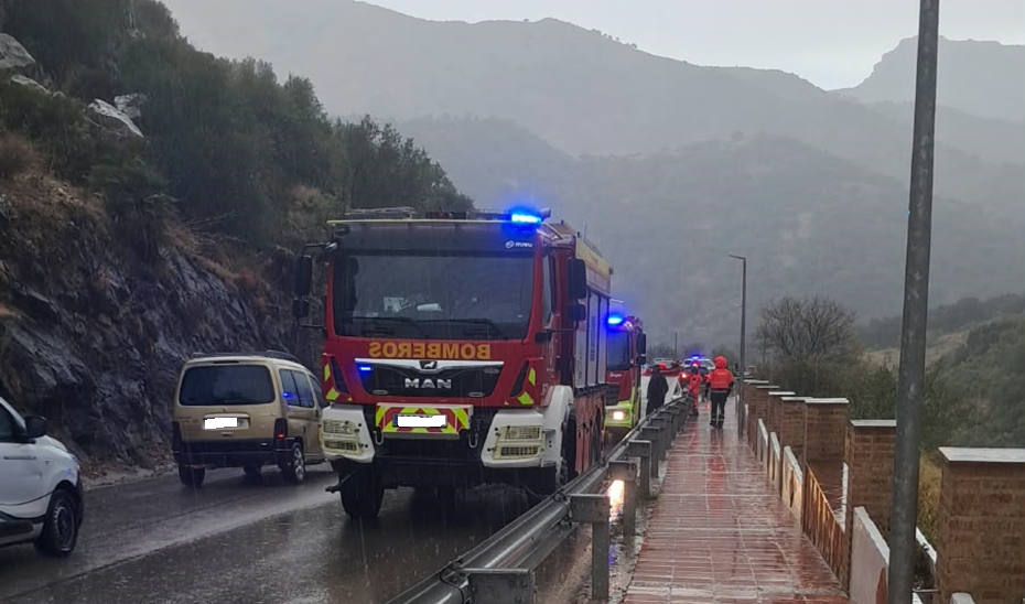 Imagen de la noticia: Un hombre de 41 años muere al caer una roca sobre su coche en Benaoján