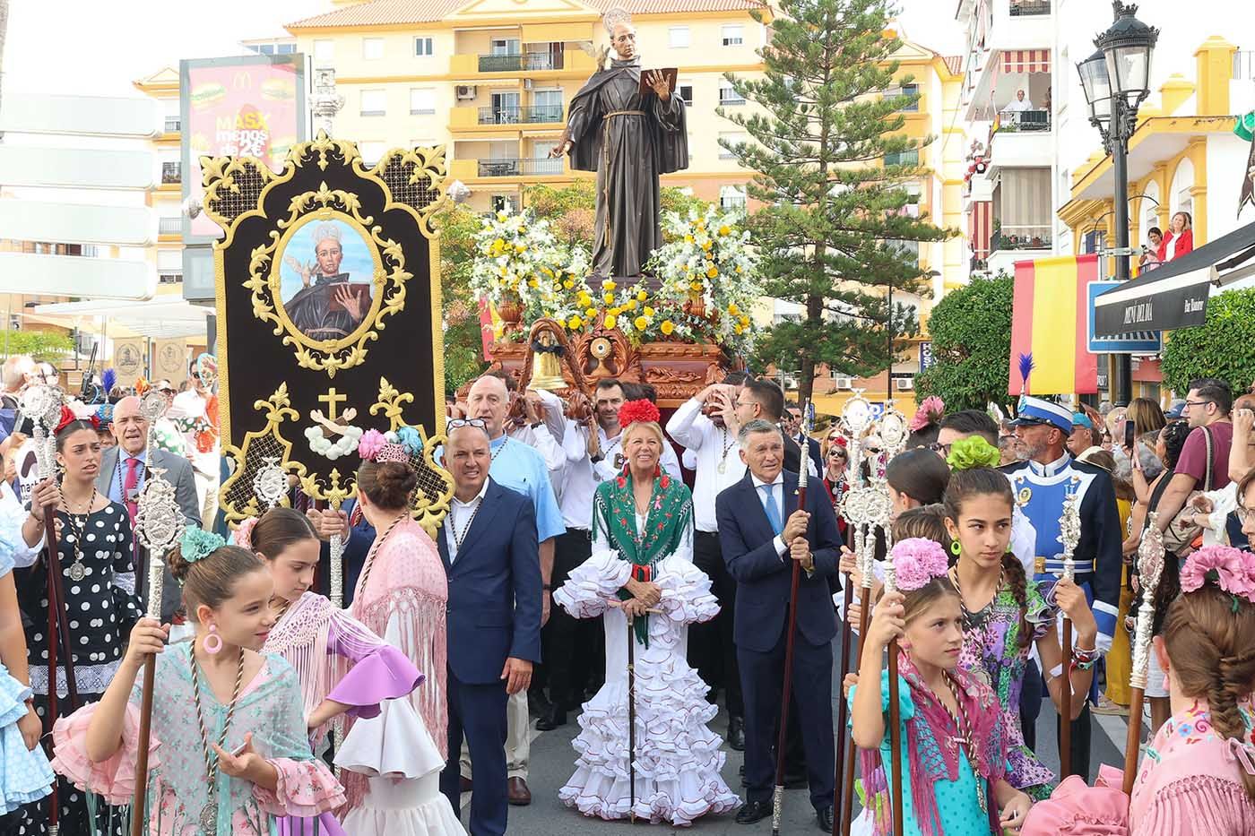 Imagen de la noticia: La alcaldesa Ángeles Muñoz destaca el arraigo del patrón tras la procesión en San Pedro Alcántara