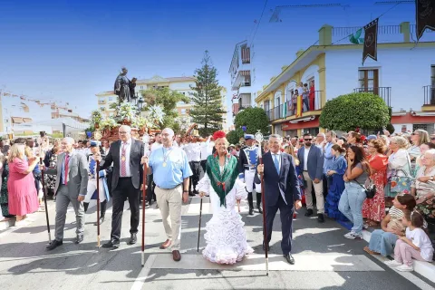 Imagen de la noticia: La alcaldesa Ángeles Muñoz destaca el arraigo del patrón tras la procesión en San Pedro Alcántara