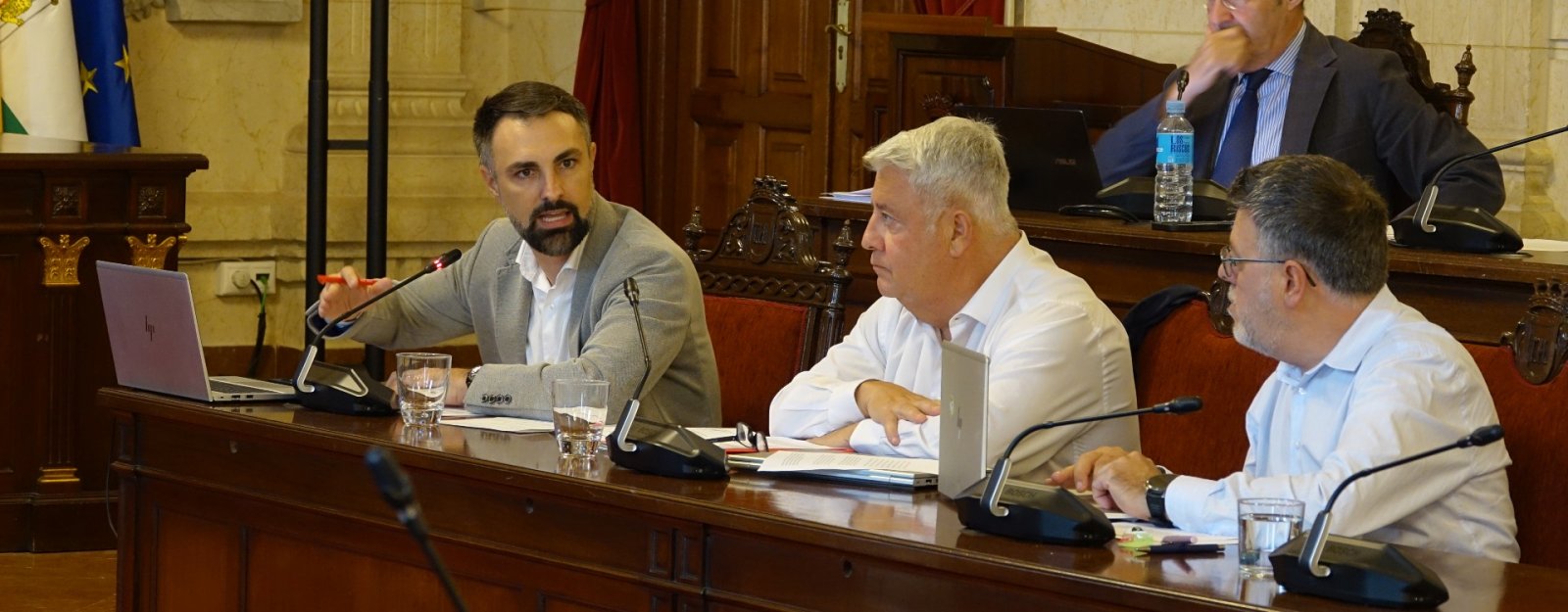 Imagen de la noticia: El PSOE denuncia 80.000 euros en pedestales y casi 7.000 al año de tasa por las estatuas del Puerto