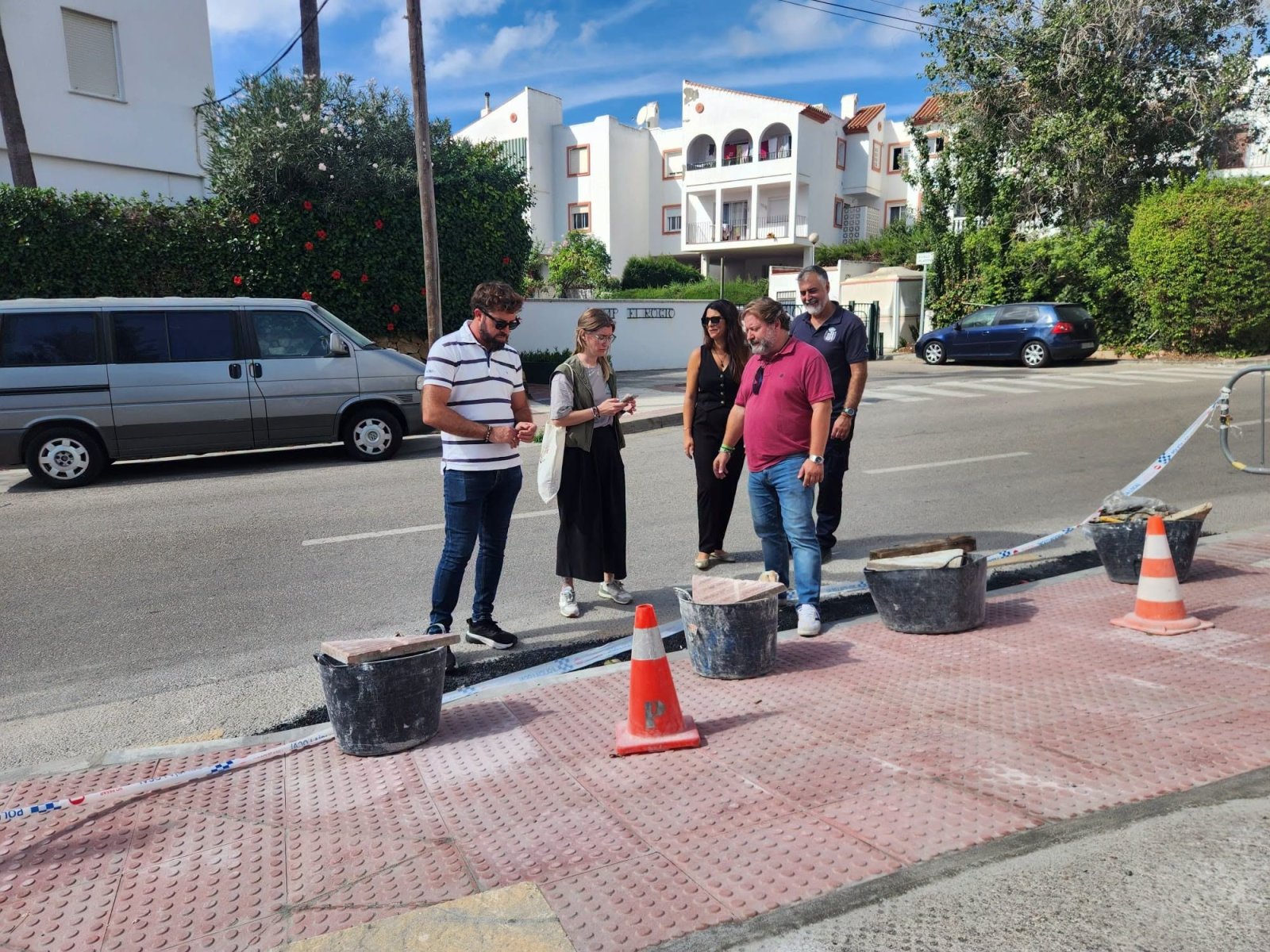 Imagen de la noticia: Manilva rebaja bordillos en los pasos de peatones junto al parque del Duque, en Sabinillas
