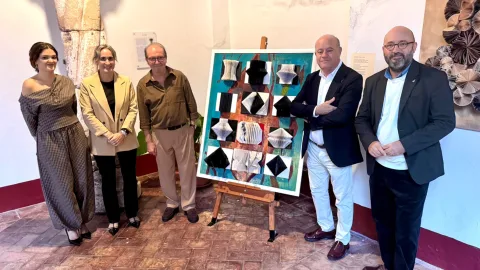 Imagen de la noticia: El papel de libros y revistas se convierte en arte en San Zoilo hasta el 7 de noviembre