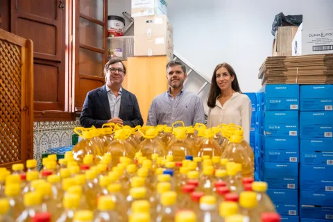 Imagen de la noticia: Parcemasa entrega 500 litros de aceite de las Ánimas a familias vulnerables a través del Comedor Santo Domingo