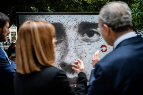 Imagen de la noticia: La exposición fotográfica 'Momentos' del 50.º aniversario de El País llega a la Alameda Principal