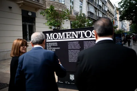 Imagen de la noticia: La exposición fotográfica 'Momentos' del 50.º aniversario de El País llega a la Alameda Principal