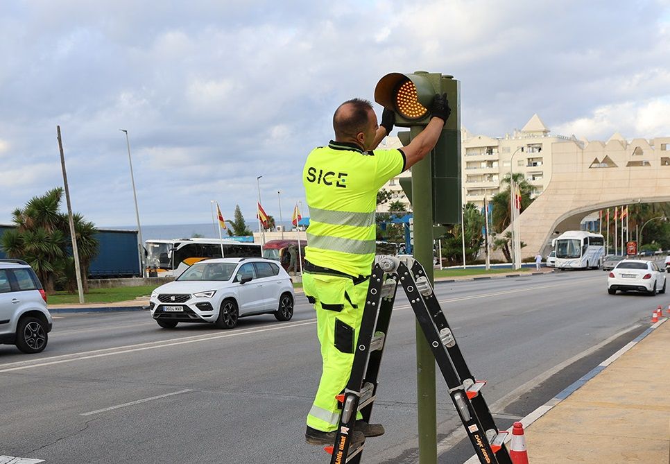 Imagen de la noticia: Marbella adapta 32 cruces semafóricos a la nueva normativa de circulación