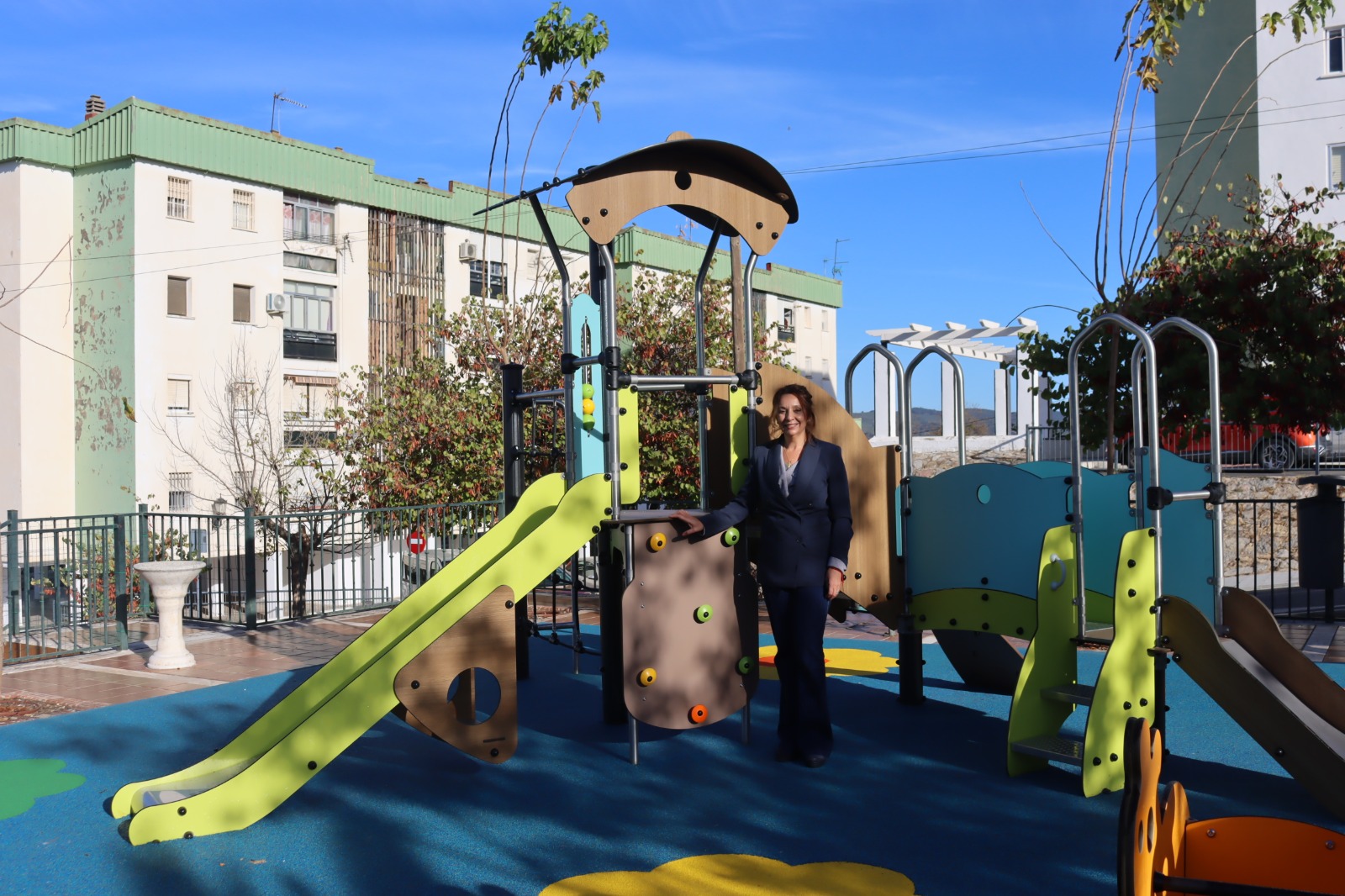 Imagen de la noticia: El parque infantil de El Fuerte, en Ronda, reabre con el doble de superficie y 60.000 euros de inversión