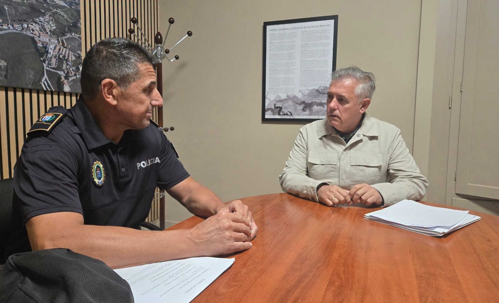 Imagen de la noticia: Manilva fija reuniones periódicas entre Alcaldía y Policía Local para revisar la seguridad