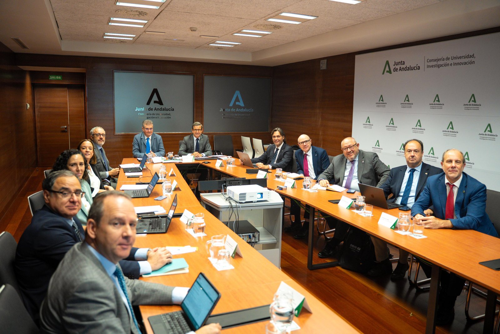Imagen de la noticia: La Junta plantea diez medidas para retener talento universitario hasta 2030