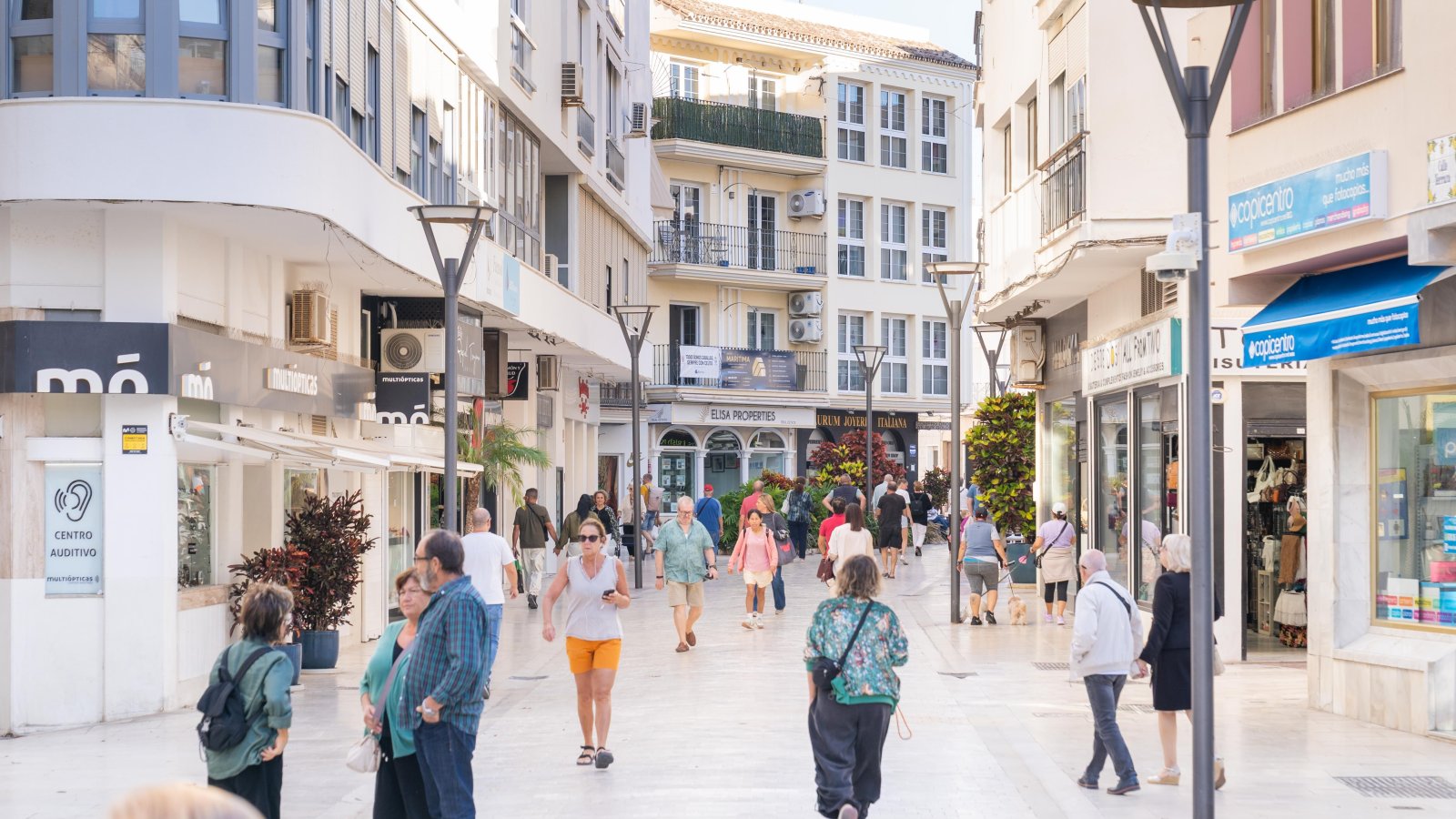 Imagen de la noticia: Estepona baja su tasa de paro al 7,78%, la segunda más baja de Andalucía