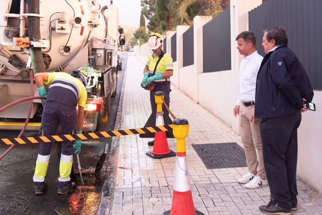 Imagen de la noticia: Marbella limpia más de 19.000 imbornales este año para evitar inundaciones con las lluvias