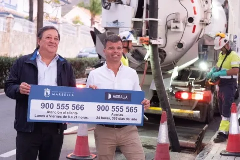 Imagen de la noticia: Marbella limpia más de 19.000 imbornales este año para evitar inundaciones con las lluvias