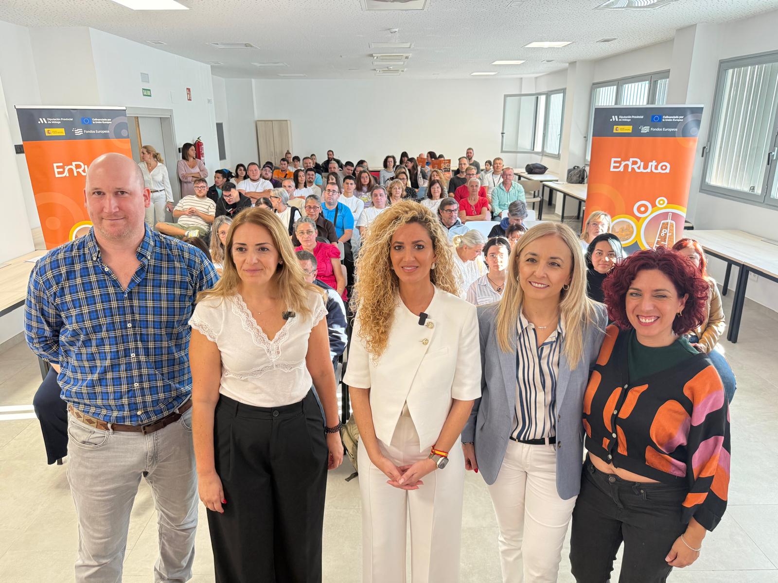 Imagen de la noticia: Nerja acoge una jornada de empleo con 120 usuarios del programa EnRuta de la Axarquía
