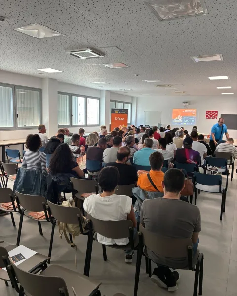 Imagen de la noticia: Nerja acoge una jornada de empleo con 120 usuarios del programa EnRuta de la Axarquía