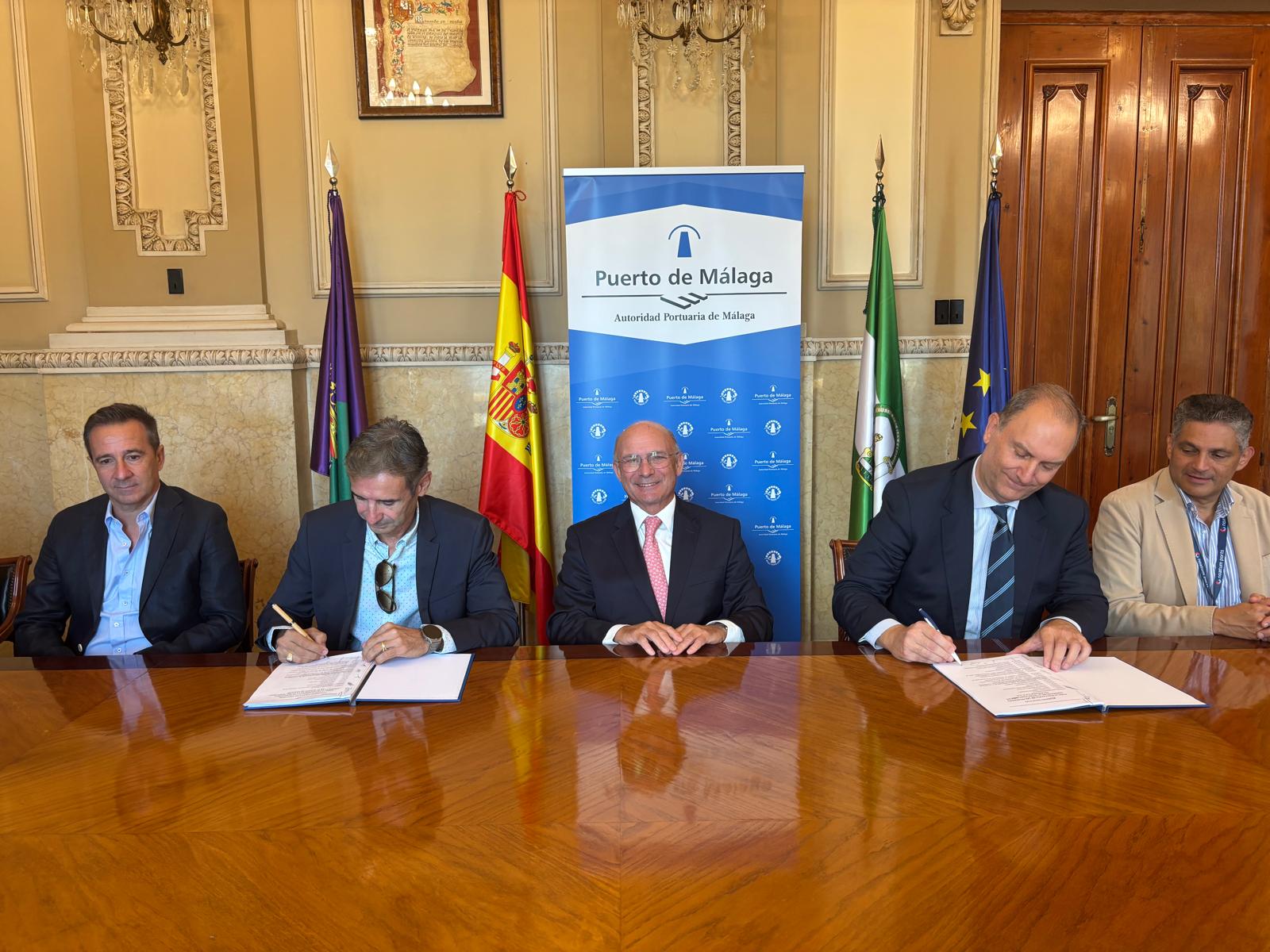 Imagen de la noticia: El Puerto de Málaga firma un convenio de estiba con diez años de vigencia