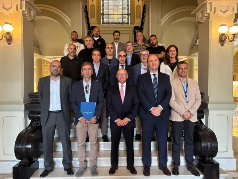 Imagen de la noticia: El Puerto de Málaga firma un convenio de estiba con diez años de vigencia