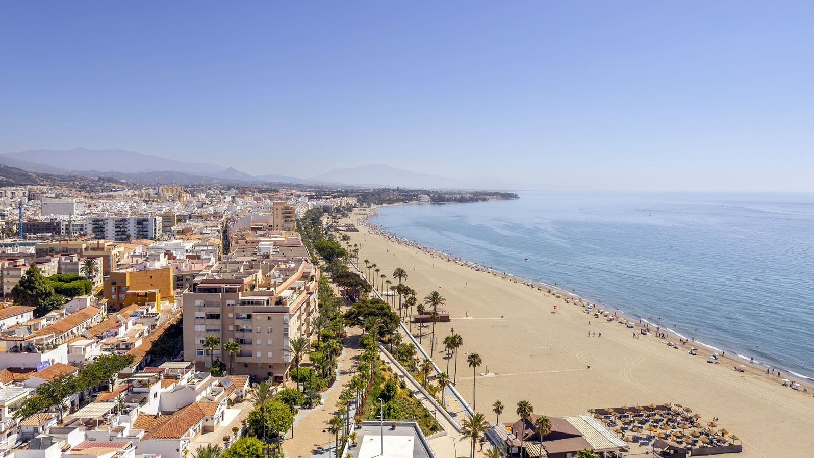 Imagen de la noticia: Estepona instala pasarelas de hormigón en sus playas durante todo el año