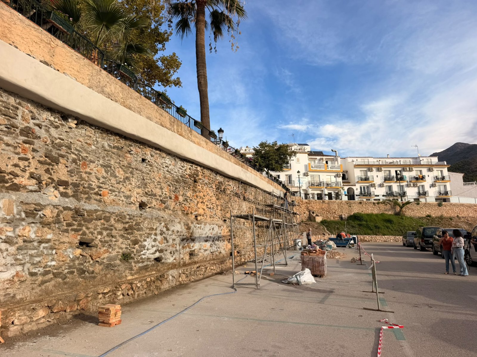 Imagen de la noticia: Nerja reforma el muro de la Plaza de Maro con 44.528 euros
