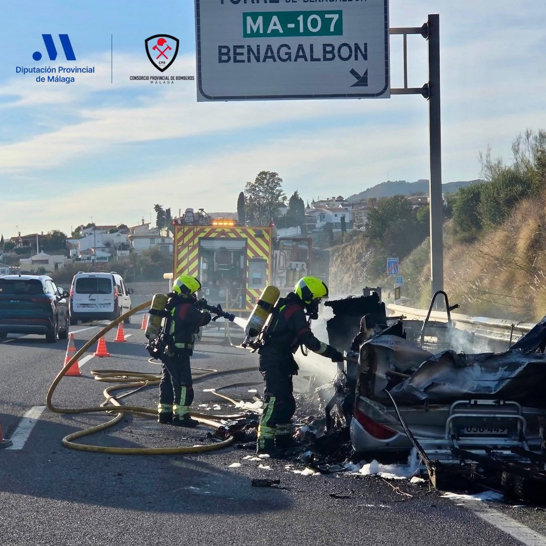 Image for the story: A fire destroys a motorhome on the A-7 near Benagalbón
