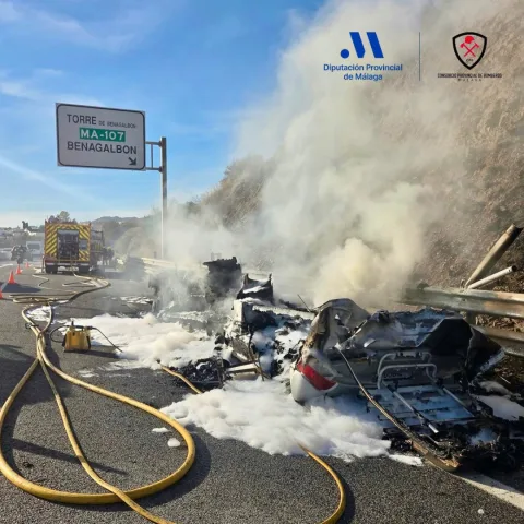Imagen de la noticia: Un incendio calcina una autocaravana en la A-7 a la altura de Benagalbón