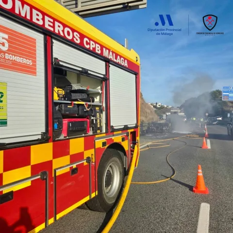 Imagen de la noticia: Un incendio calcina una autocaravana en la A-7 a la altura de Benagalbón