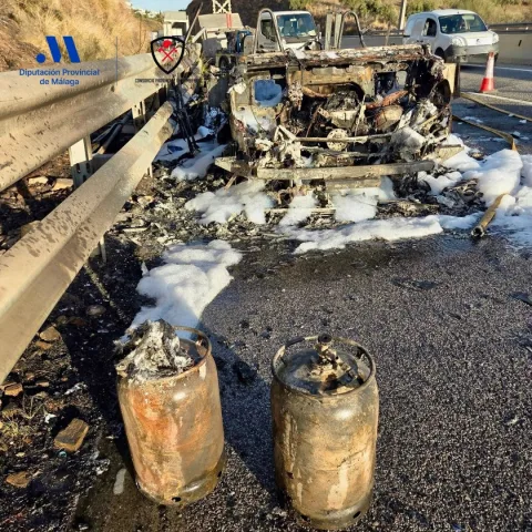 Imagen de la noticia: Un incendio calcina una autocaravana en la A-7 a la altura de Benagalbón