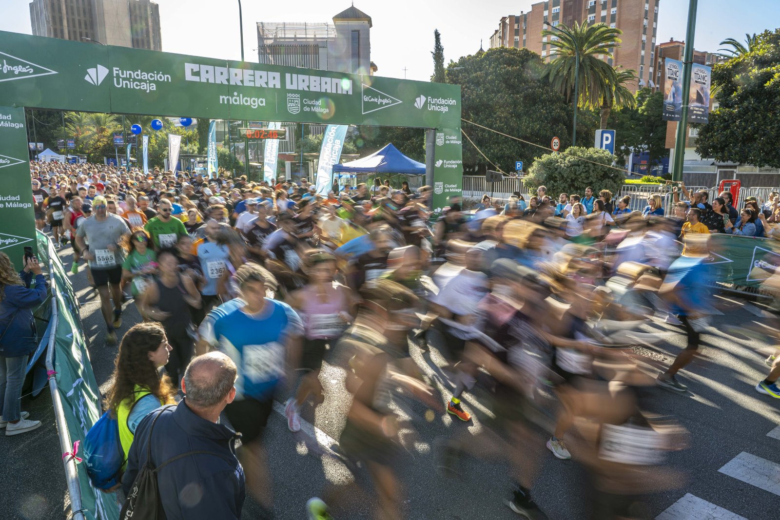 Imagen de la noticia: Más de diez mil corredores toman la salida en la 46 Carrera Urbana de Málaga