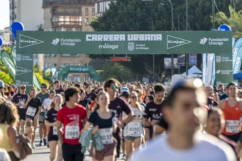 Imagen de la noticia: Más de diez mil corredores toman la salida en la 46 Carrera Urbana de Málaga