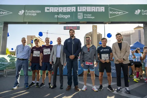Imagen de la noticia: Más de diez mil corredores toman la salida en la 46 Carrera Urbana de Málaga