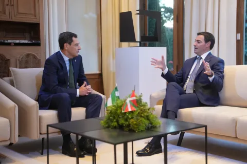 Imagen de la noticia: Moreno y Pradales reivindican el peso de Andalucía y el País Vasco