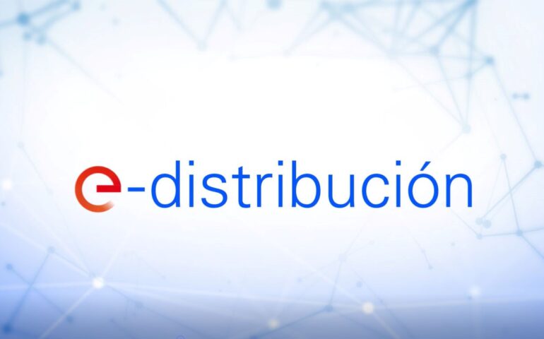 Logotipo con la palabra e-distribución en azul sobre fondo claro con líneas y puntos conectados.