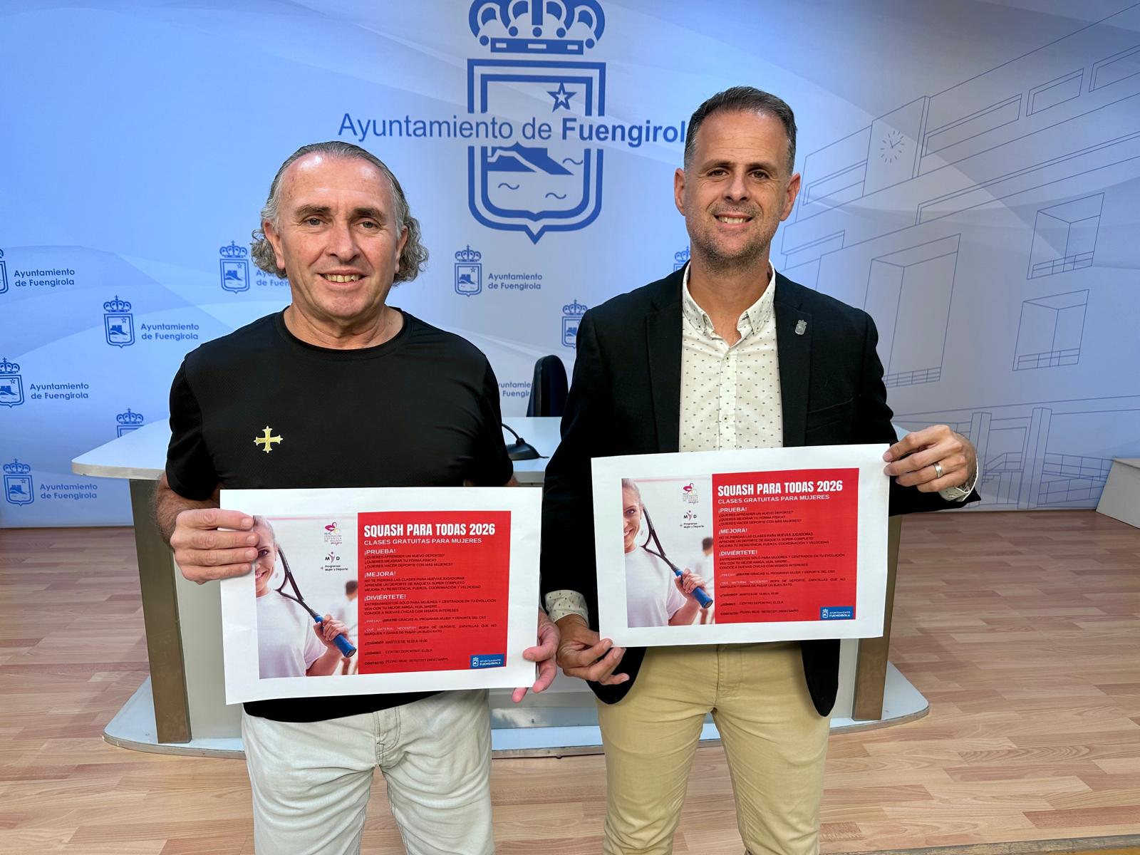 Dos hombres de pie sostienen carteles con el texto Squash para todas 2026 ante un panel con el escudo del Ayuntamiento de Fuengirola.
