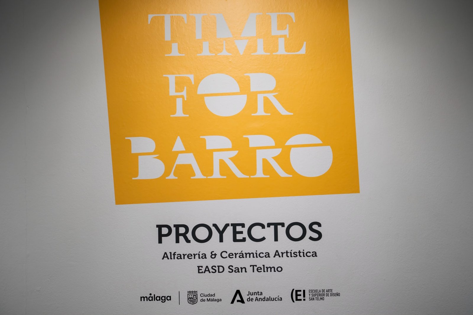 Cartel sobre fondo blanco con un recuadro amarillo que dice TIME FOR BARRO y, debajo, PROYECTOS, Alfarería & Cerámica Artística, EASD San Telmo.