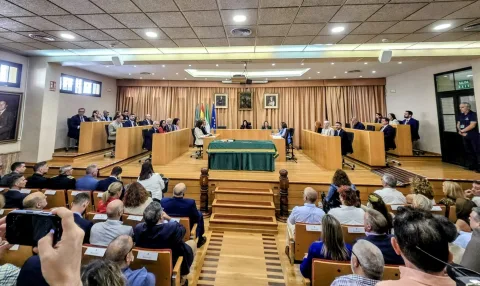 Imagen de la noticia: Claros asume la Alcaldía de Vélez-Málaga en un pleno extraordinario