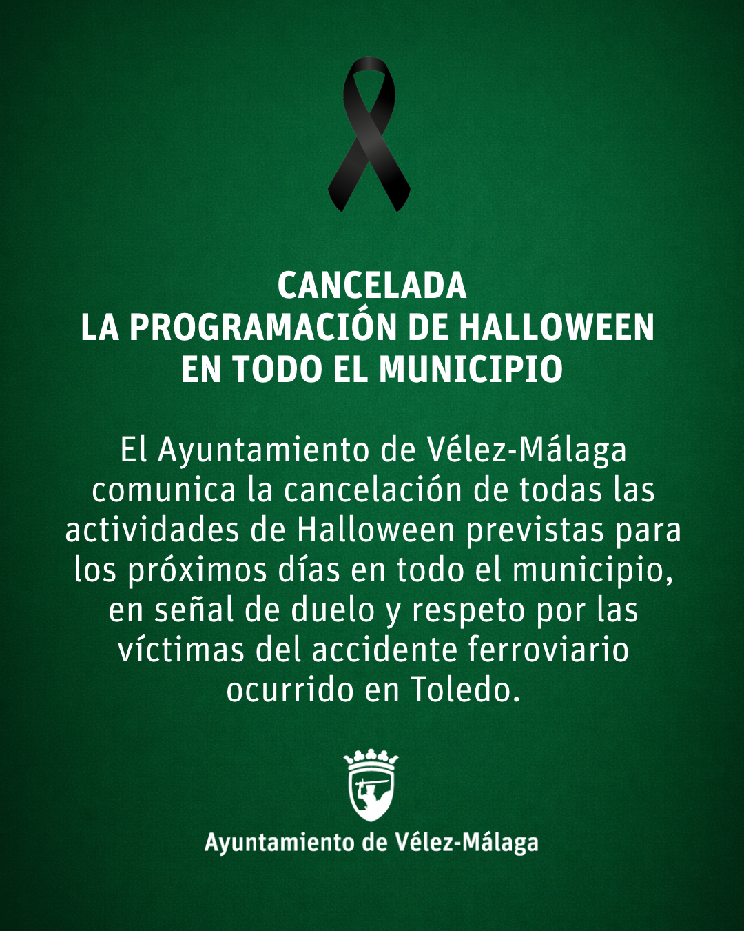 Cartel verde con lazo negro y texto que anuncia la cancelación de la programación de Halloween en todo el municipio.