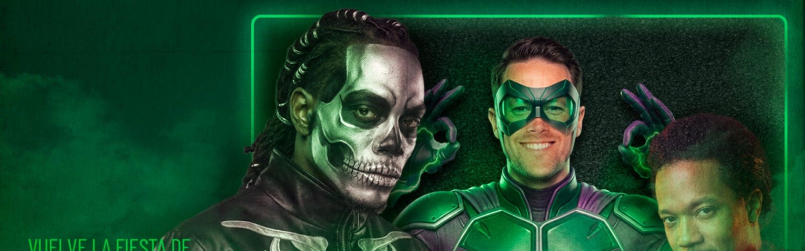 Tres personas caracterizadas con maquillaje y máscaras verdes, una con cara de calavera, sobre fondo verde con texto parcial.