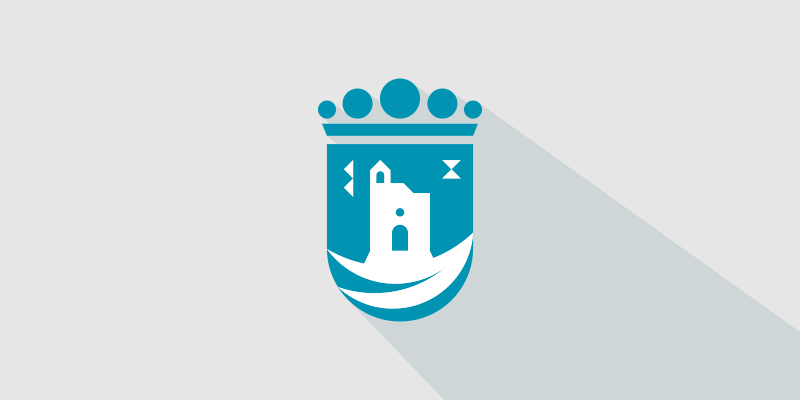 Escudo heráldico turquesa con corona y una torre blanca sobre ondas, centrado en un fondo gris claro con sombra diagonal.