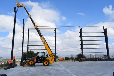 Imagen de la noticia: La estructura metálica del pabellón Alberto Díaz ya se levanta