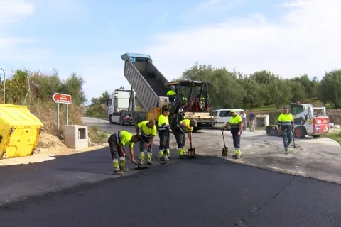 Imagen de la noticia: Abiertos al tráfico los caminos de La Trocha y Las Pontezuelas tras asfaltarlos